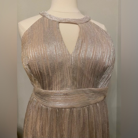 Plus Dress - Picture 6 of 11